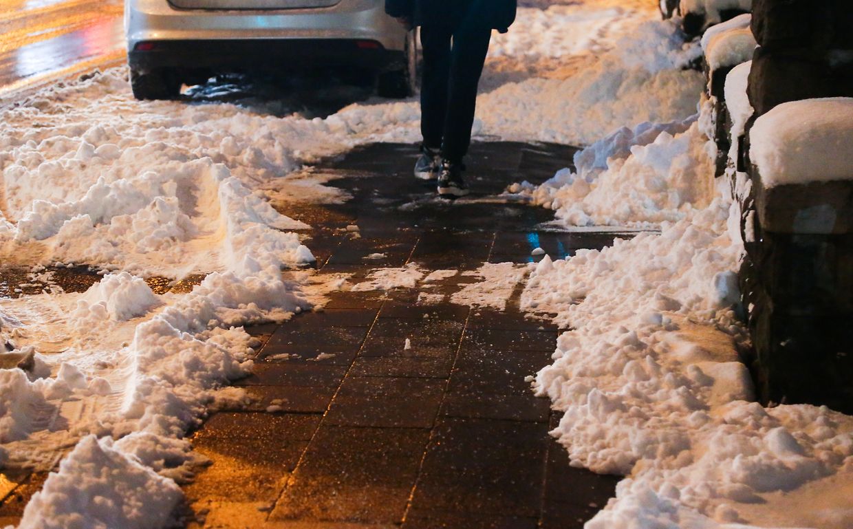 Lokales, Luxemburg, Winter, Schnee, Glätte, Glatteis, Kälte, Illustration, Schneefotos,  Pflicht Bürgersteig frei halten, Fussgänger   photo Anouk Antony