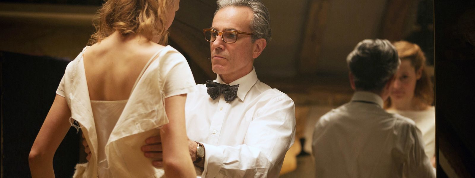 Daniel Day-Lewis a preparar um vestido para a noite dos Oscares.