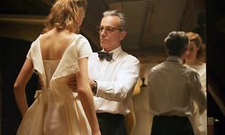 Daniel Day-Lewis a preparar um vestido para a noite dos Oscares.