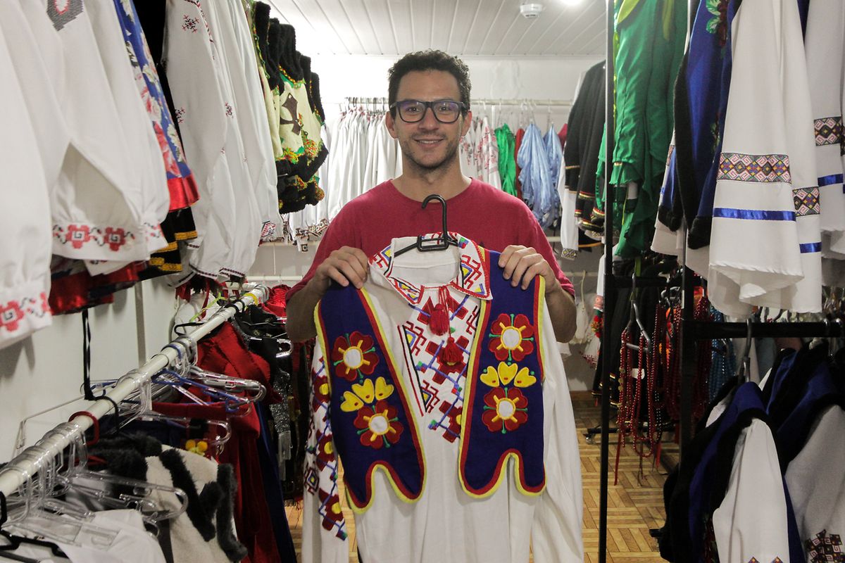 Fernando Demenech, Leiter der brasilianisch-ukrainischen Volkstanzgruppe „Vesselka“, zeigt Trachten, die von der Gruppe bei Auftritten getragen werden.