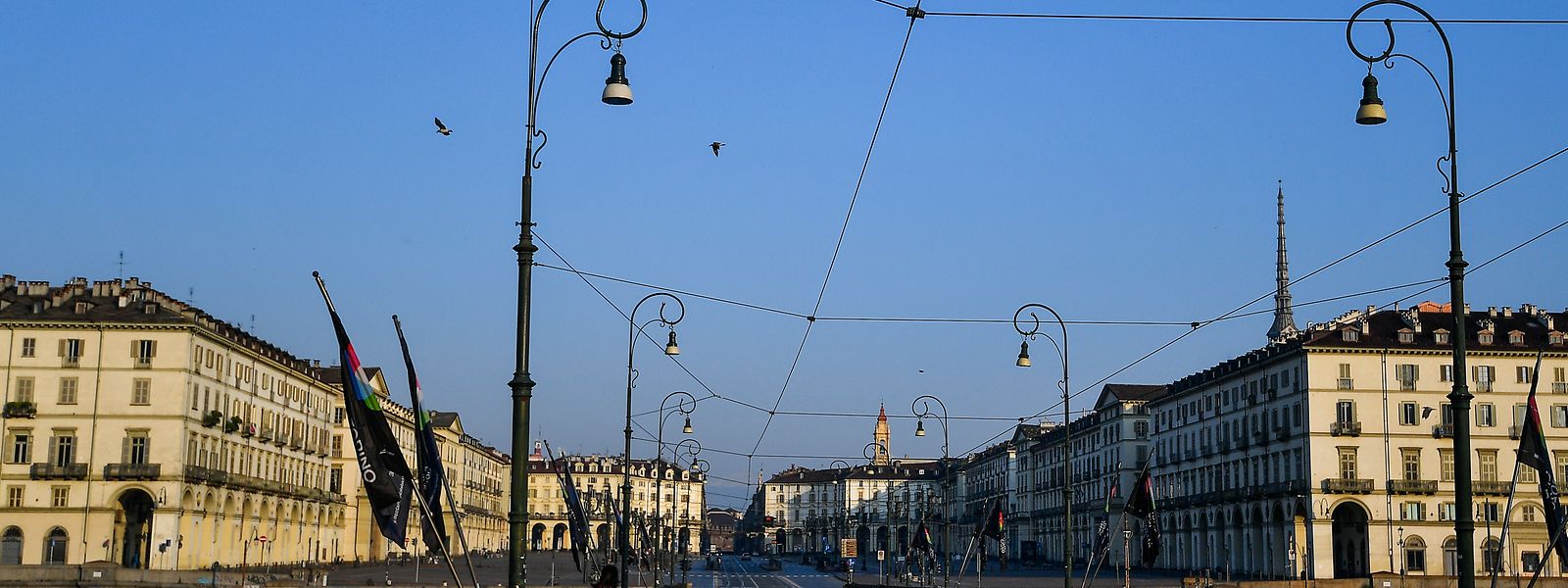 Turin: Eine Frau joggt eine leere Straße entlang. 
