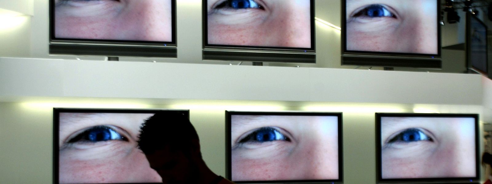 Die CIA kann den heimischen Fernseher mit Webcam ins heimische Wohnzimmer schauen lassen - behauptet Wikileaks.