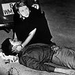 Das Symbolbild für eine Ära des Protests: Der sterbende Benno Ohnesorg liegt auf dem Boden, die Studentin Friederike Dollinger kümmert sich um ihn.