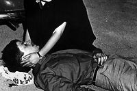 Das Symbolbild für eine Ära des Protests: Der sterbende Benno Ohnesorg liegt auf dem Boden, die Studentin Friederike Dollinger kümmert sich um ihn.