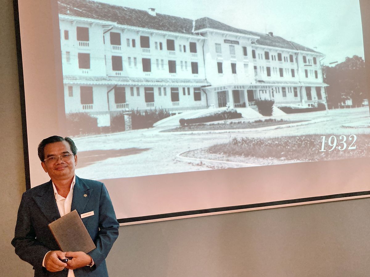Saravann Mouth, der hauseigene Historiker, hält Vorträge und führt interessierte Gäste durch die Gänge, Hallen und Suiten des Grand Hotel d'Angkor.