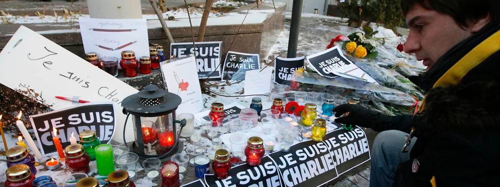Beileidbekundungen vor dem Redaktionsgebäude von Charlie Hebdo in Paris.