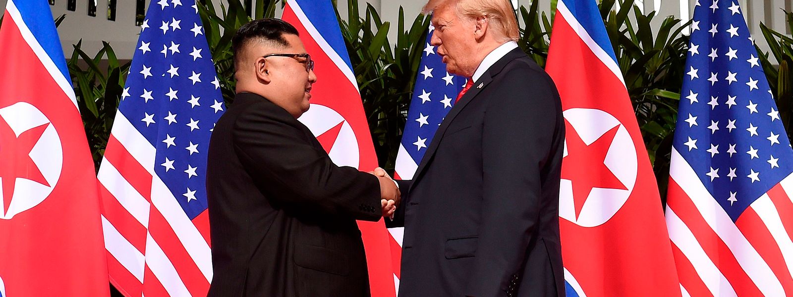 Kim Jong Un und Donald Trump begannen ihr Aufeinandertreffen nach dem obligatorischen Hanschlag mit einem etwa vierzigminütigen Vier-Augen-Gespräch. 
