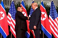 Kim Jong Un und Donald Trump begannen ihr Aufeinandertreffen nach dem obligatorischen Hanschlag mit einem etwa vierzigminütigen Vier-Augen-Gespräch. 