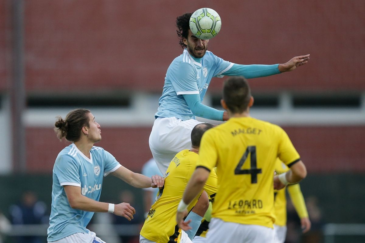 Kevin Nakache au sein de la mêlée. Son jeu de tête a été précieux et il aurait pu marquer à l'heure de jeu.