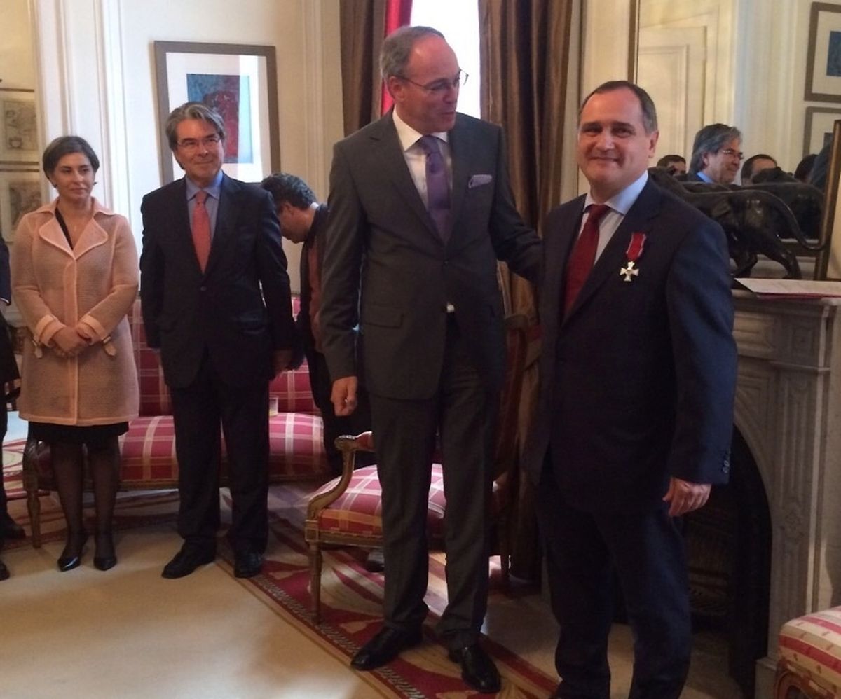 Paulo Pisco recebeu a condecoração das mãos do embaixador do Luxemburgo em Lisboa, Paul Schmit