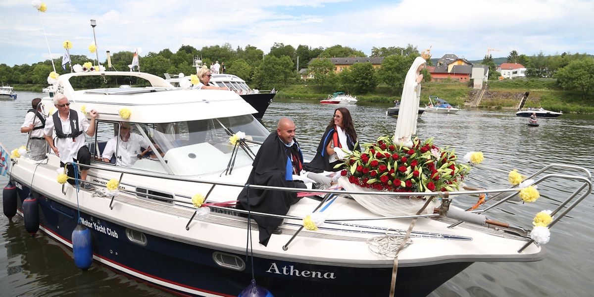 Der Luxemburger Motor Yacht Club hatte sich dazu bereit erklärt, die Pilgerstatue der Muttergottes von Fátima mit einer Bootsprozession von Schengen nach Remich zu bringen.