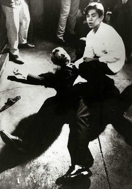 Juan Romero will verhindern, dass Kennedys Kopf den kalten Boden berührt, nachdem der Senator angeschossen wurde.