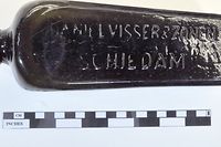 Eine Genever-Flasche mit holländischer Aufschrift, darin ein Zettel in deutscher Sprache, datiert auf 1886 - die Zutaten für einen Sensationsfund.
