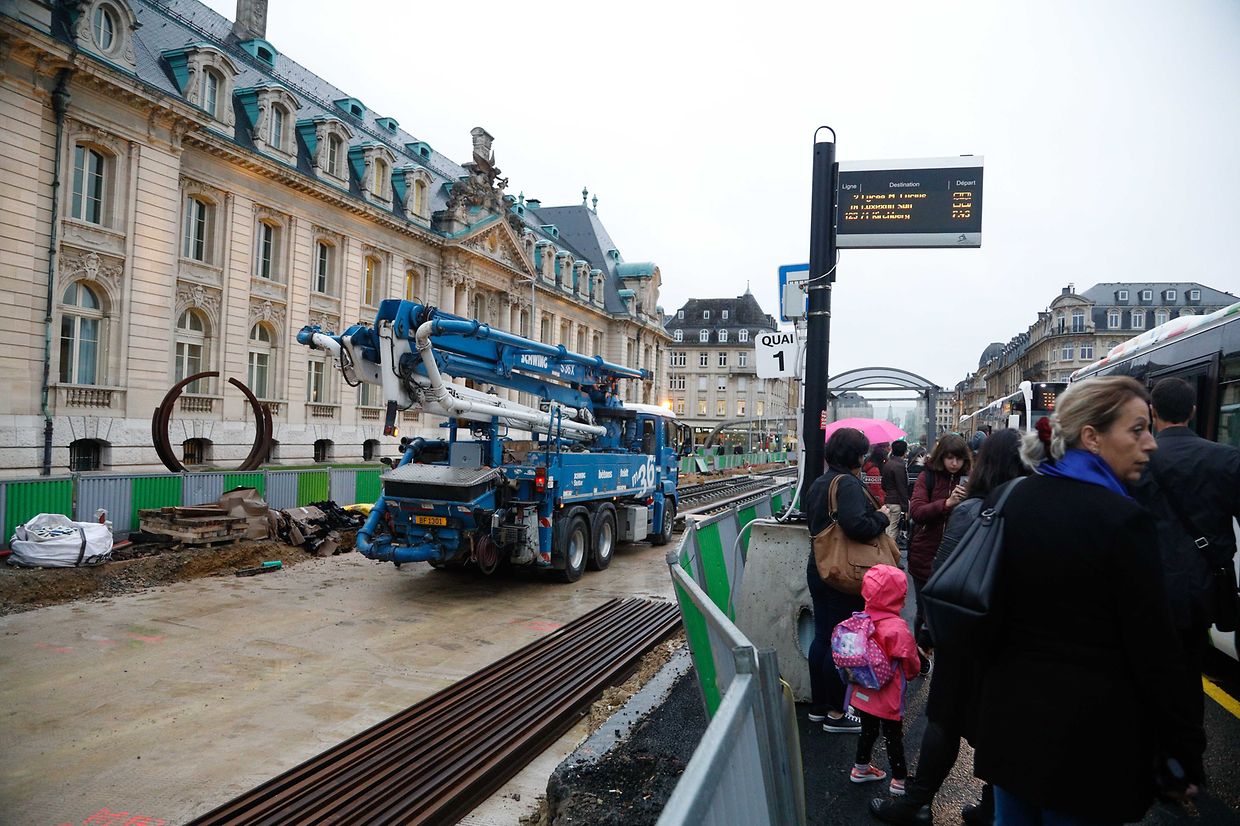 Lokales, online.fr, online.de, beim Gebäude Arcelor place des Martyrs, Legung der Schienen, Verkehr, Mobilität, Tram, öffentlicher Transport, Foto: Anouk Antony/Luxemburger Wort