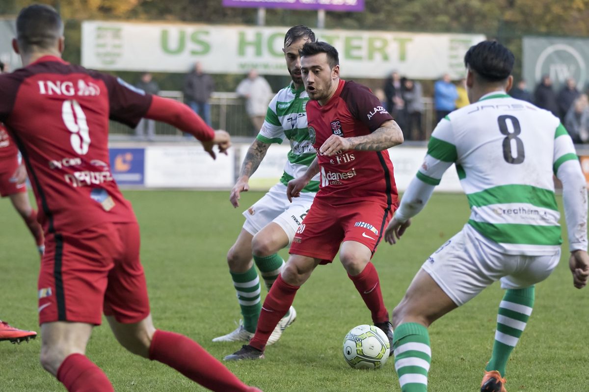 Gilles Bettmer dans la tenaille de l'USH. Les Vert et Blanc prendront un point au final.
