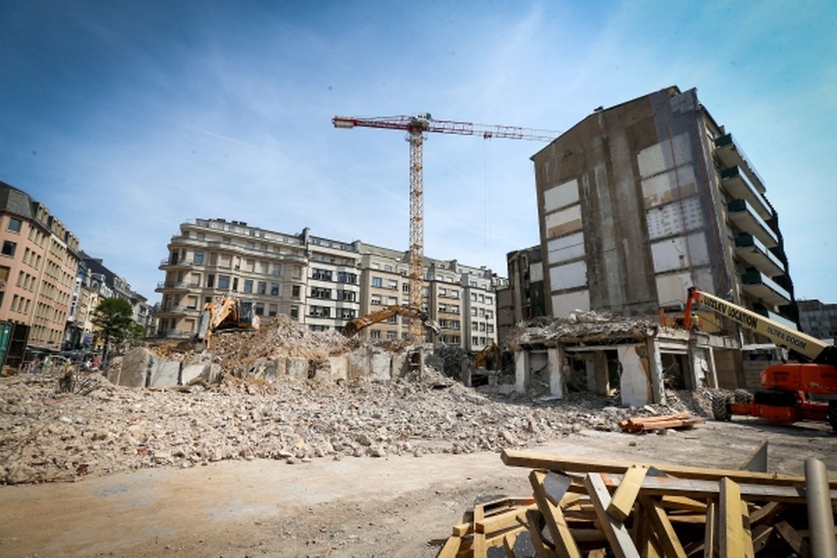 Das Haus 49 (rechts im Bild) wird nicht in das Großprojekt Royal-Hamilius eingebunden. Einige Eigentümer wollten das nicht.