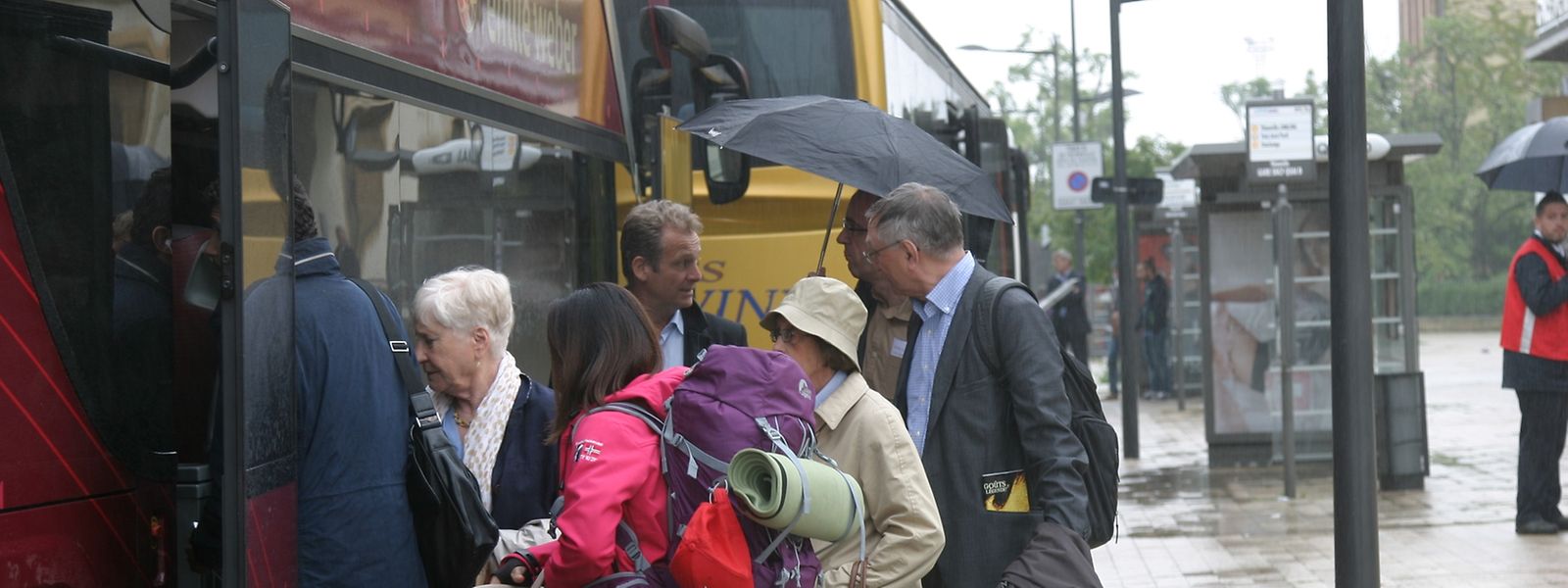 Tous les voyageurs venant de France et qui veulent rejoindre le Luxembourg sont gentiment priés de prendre un bus de substitution à la gare de Thionville. A l'intérieur il faut patienter. Le bus ne partira qu'une fois plein. 