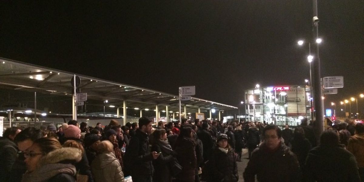 Peu avant 20 heures, plus d'un millier de frontaliers étaient de retour à la gare centrale à Luxembourg et ont cherché les bus de substitution annoncés par les CFL.  