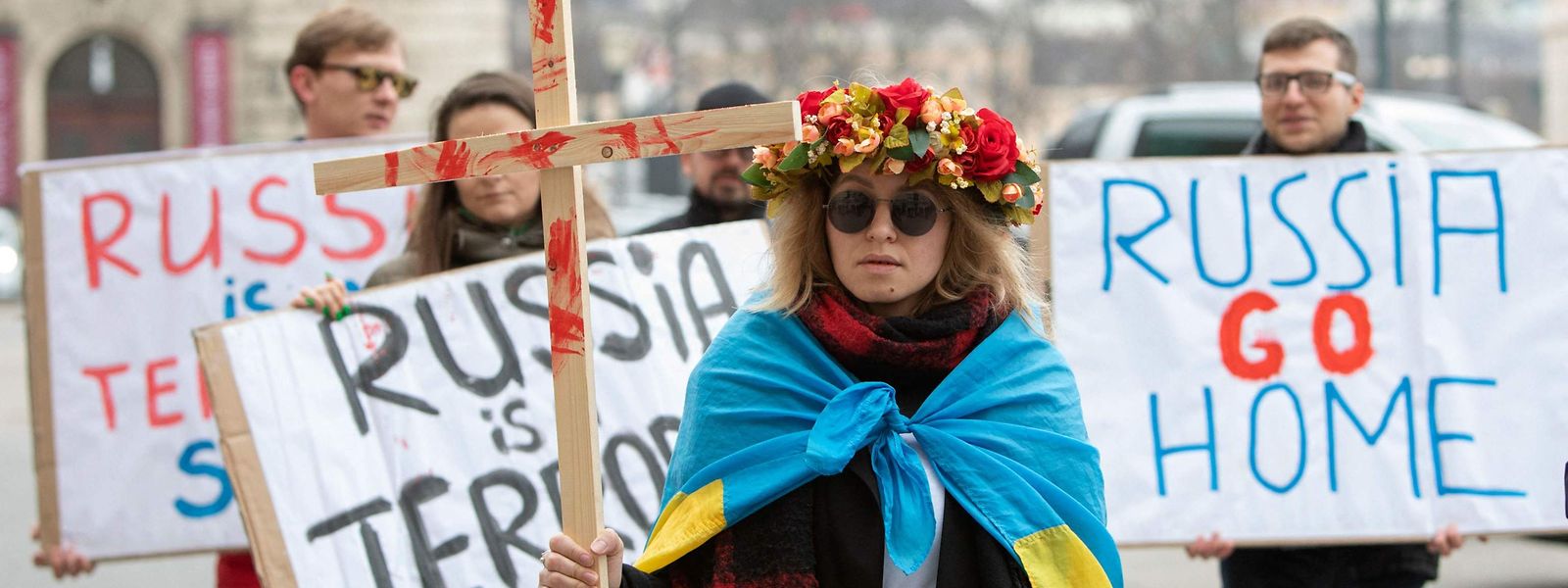 Proteste mit unmissverständlichen Botschaften zum Jahrestag des russischen Überfalls auf die Ukraine. 