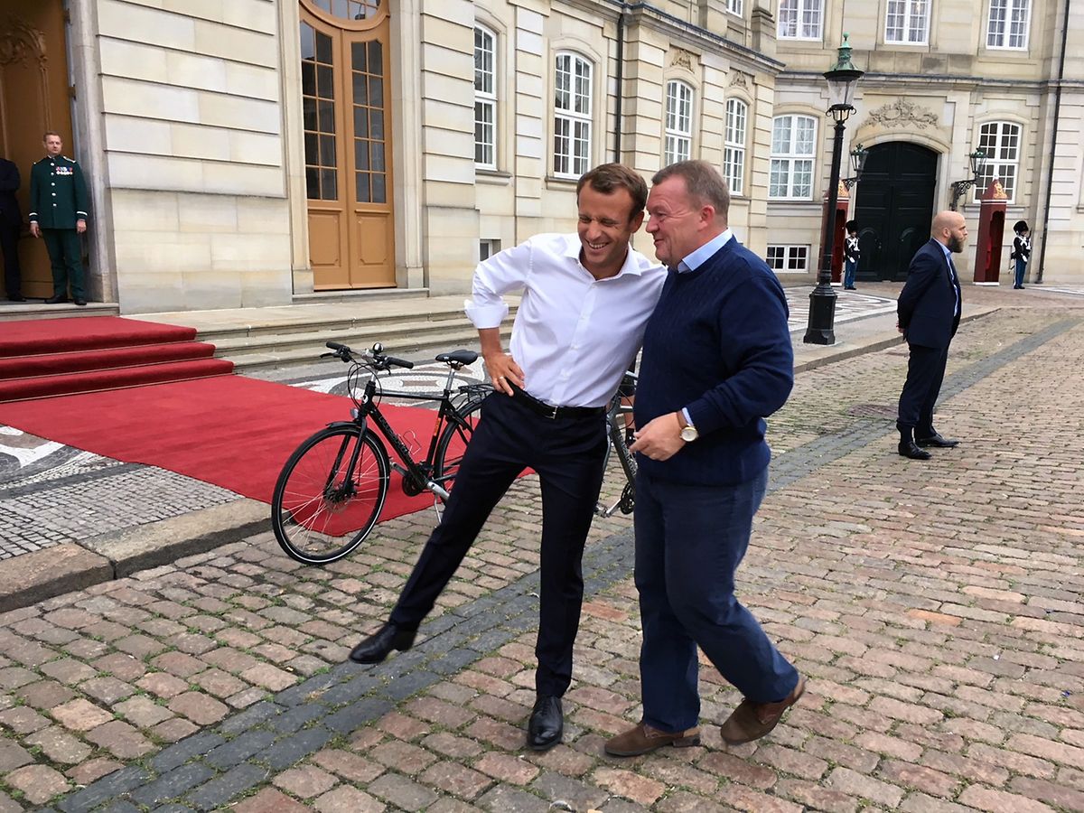 Le président français et le Premier ministre danois se retrouvent avant la virée à bicyclette.