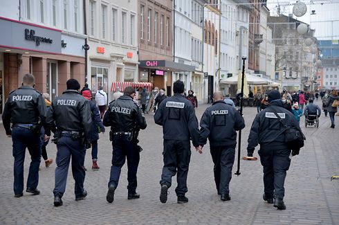 02.12.2020, Rheinland-Pfalz, Trier: Beamte der Kriminaltechnik arbeiten in der Trierer Fußgängerzone in der Simeonstrasse. Am Vortag war ein 51-jähriger Mann mit einem Geländewagen durch die Fußgängerzone gerast und hatte dabei fünf Menschen getötet. Foto: Harald Tittel/dpa +++ dpa-Bildfunk +++