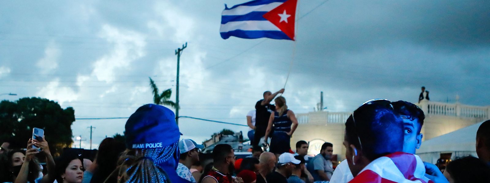 Das hat es in dem autoritären Karibikstaat Kuba seit Jahrzehnten nicht mehr gegeben. Menschen gehen auf die Straße und demonstrieren gegen Mangelwirtschaft und Unterdrückung. 