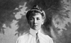 Charlotte Cooper, tenista britânica, foi a primeira mulher a receber uma medalha de ouro, nas Olimpíadas de 1900 em Paris.