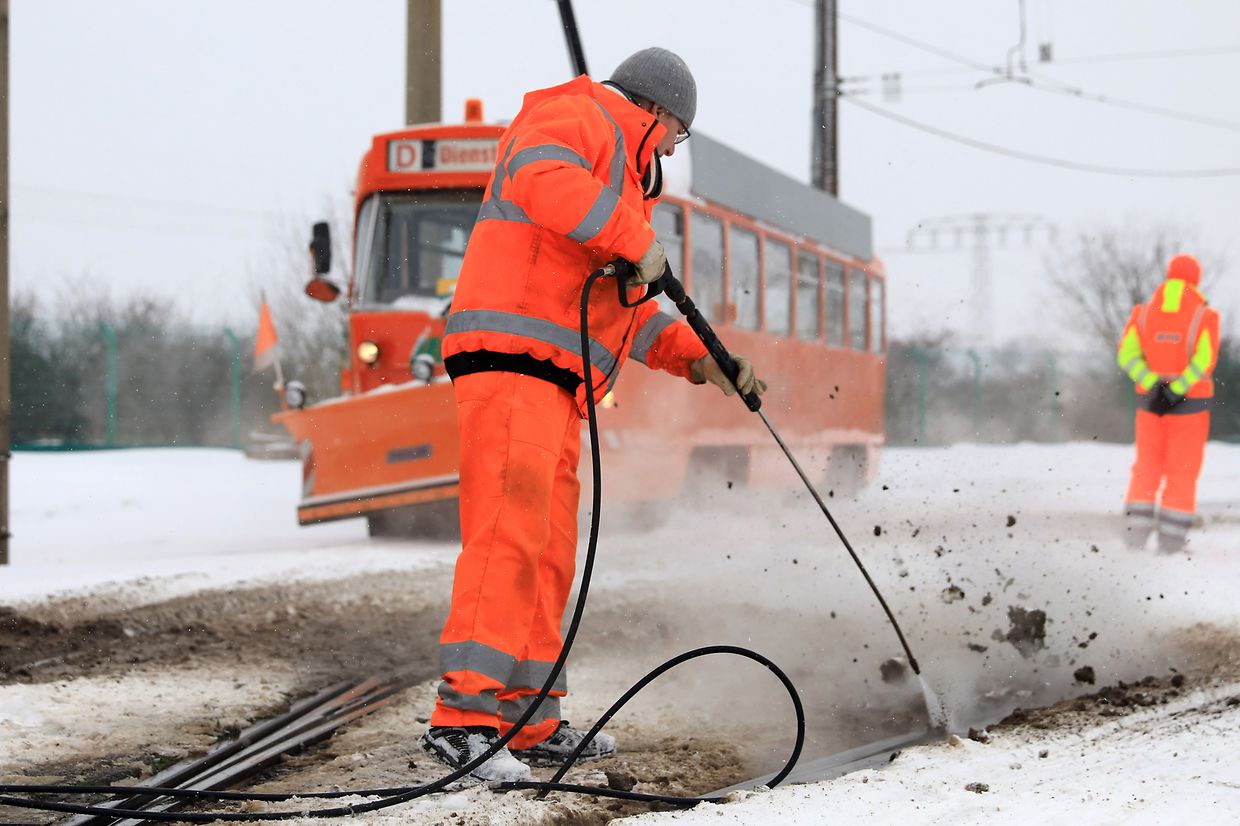 Das Winterwetter hat den Norden und die Mitte Deutschlands fest im Griff. Schnee und Eis sorgen für massive Verkehrsprobleme, manche haben aber auch ihren Spaß daran.