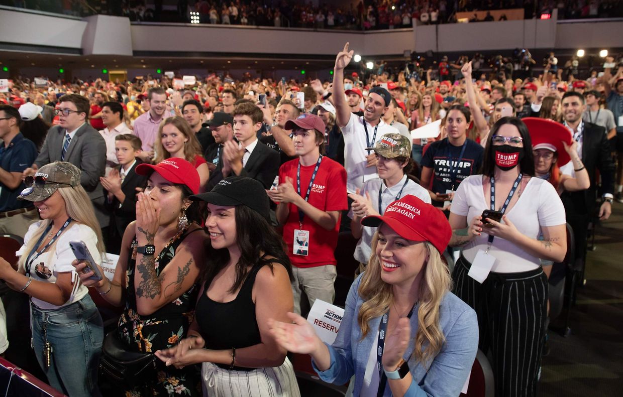 Zuschauer applaudieren Trump bei einem Event in Phoenix, Arizona.