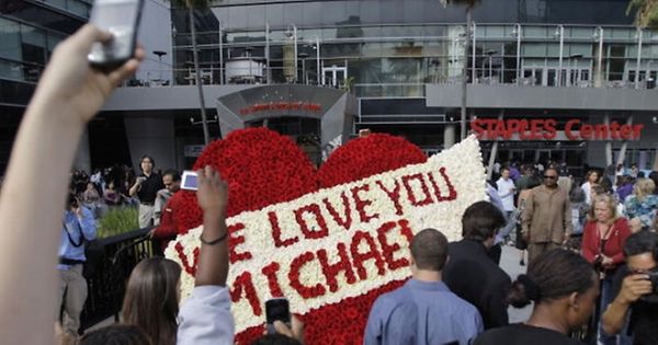 Millionen Fans Verabschieden Sich Von Michael Jackson