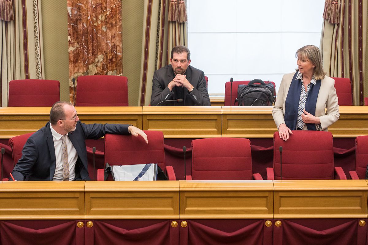 Die Abgeordneten blieben auf Distanz, um sich nicht gegenseitig mit den Corona-Virus zu infizieren.