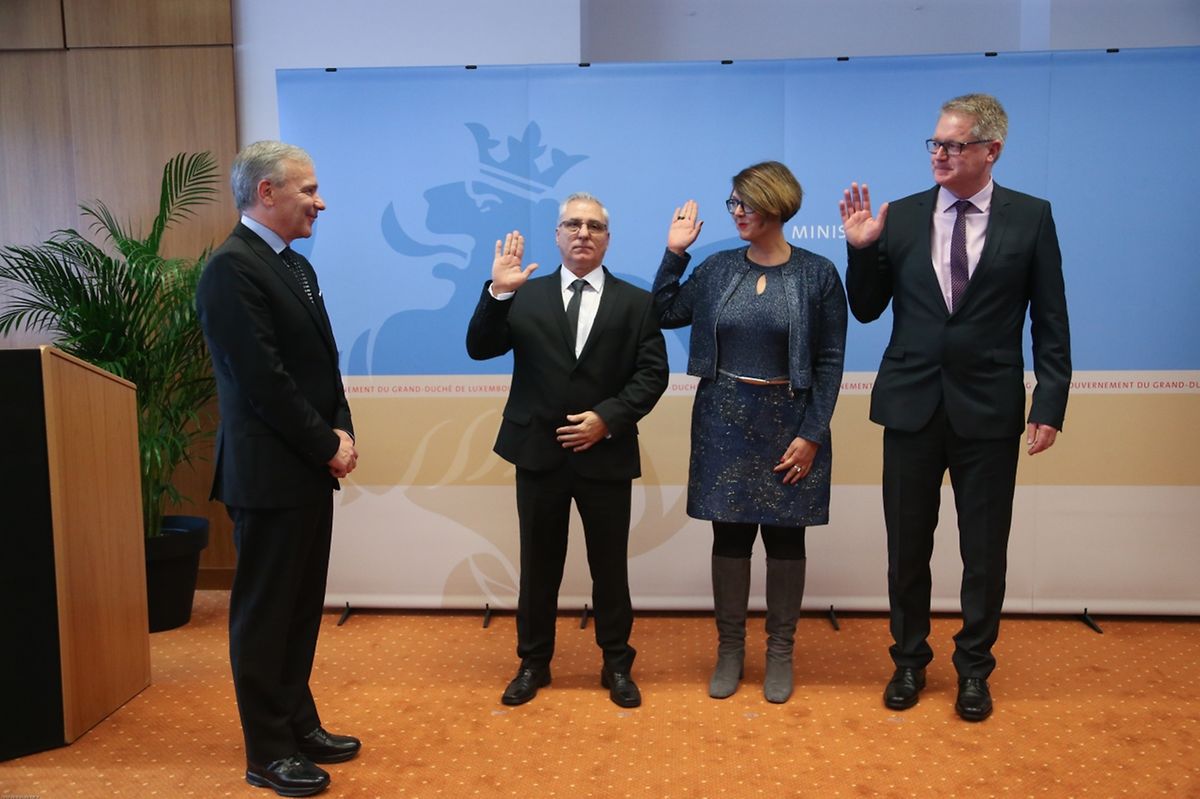 O momento do juramento do novo Colégio de Vereadores de Bettendorf, formado pela burgomestre Pascale Hansen, José Vaz do Rio (primeiro vereador) e Paul Troes (segundo vereador). 