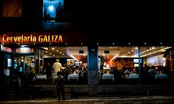 Porto, 06/01/2020 - A Cervejaria Galiza, que ultrapassou uma situação complicada mas seus funcionários impediram o encerramento da casa, agora são eles próprios que gerem a casa, a até ficam lá de guarda toda a noite para não ser possível os senhorios levarem nada.(Rui Oliveira/Contacto)