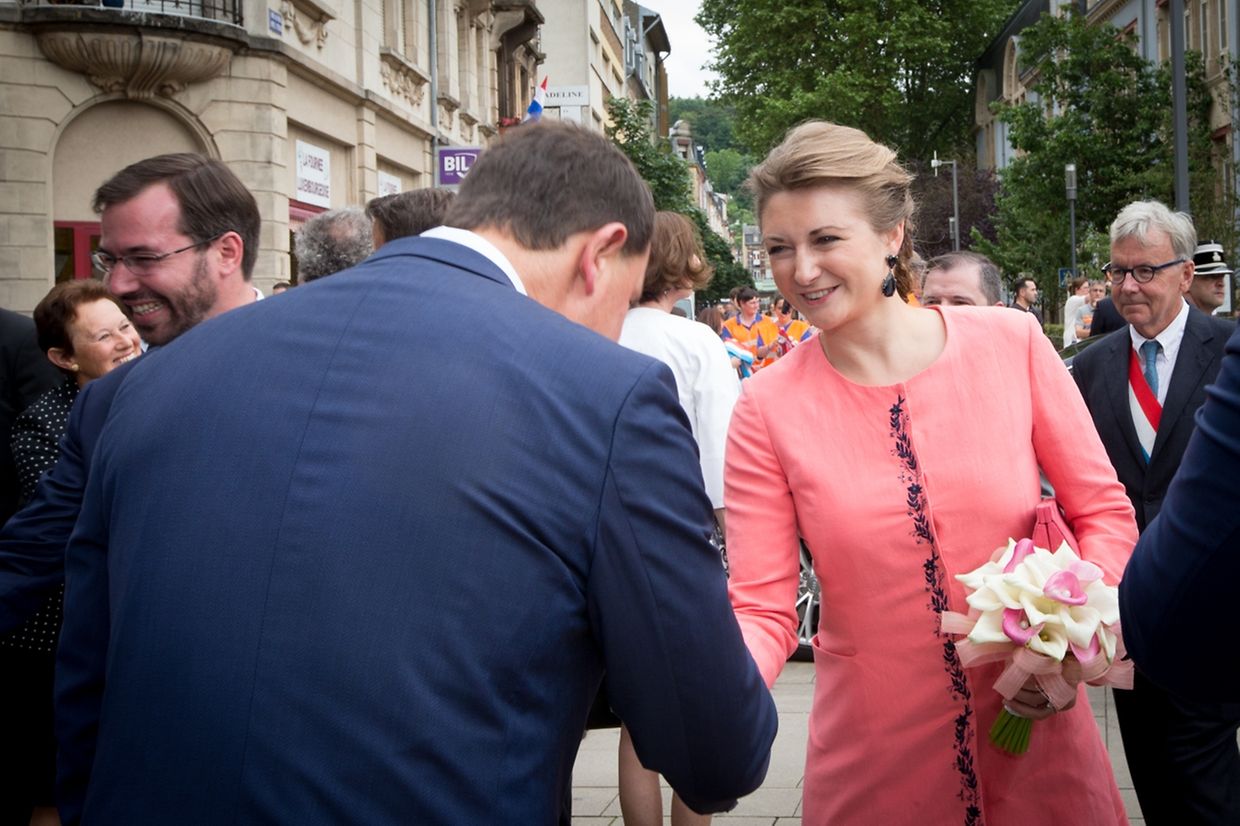 Das erbgroßherzogliche Paar wurde vor dem Theater empfangen.