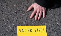ARCHIV - 12.04.2022, Hessen, Frankfurt/Main: Ein Demonstrant hat sich während eines Protests der Gruppe «Letzte Generation» auf einer Straße festgeklebt. (zu dpa «Ein Jahr «Klimakleber» - Wohin steuert die Letzte Generation?» und ««Wissen ja, dass es nervt» - ein Jahr Straßenblockaden fürs Klima ») Foto: Sebastian Gollnow/dpa +++ dpa-Bildfunk +++
