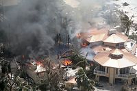 29.09.2022, USA, Sanibel: Ein Haus brennt nachdem Hurrikan «Ian» über das Gebiet gezogen war. Foto: Joe Cavaretta/Sun Sentinel via ZUMA Press Wire/dpa +++ dpa-Bildfunk +++