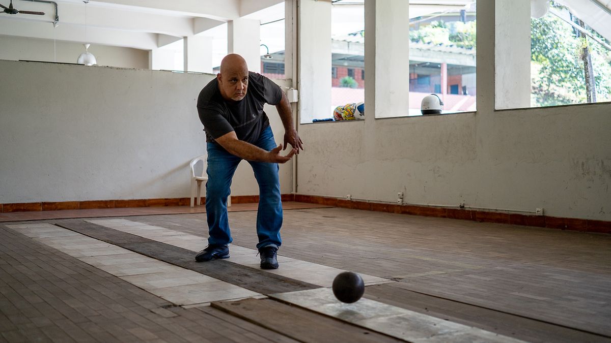 William Ferreira, presidente do Social Clube de Monlevade, a lançar uma bola no único Jeu de Quilles da América Latina.