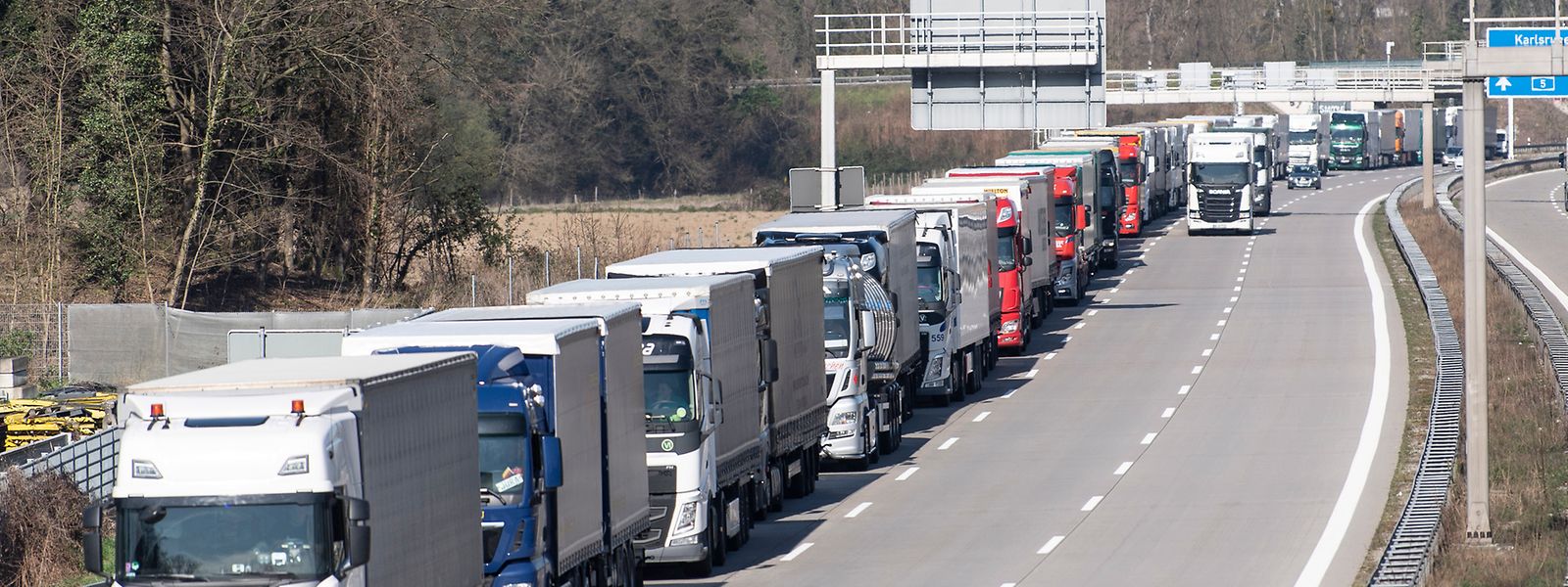 In einer langen Schlange stauten sich Lastwagen bereits am Dienstagnachmittag vor der Grenze mit der Schweiz.