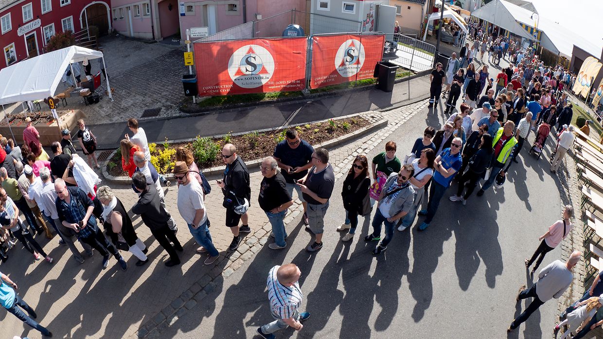 Meterlange Schlangen bildeten sich vor dem Stand von Marc Einsweiler, um ein Superjhemp-Péckvillecher zu ergattern.