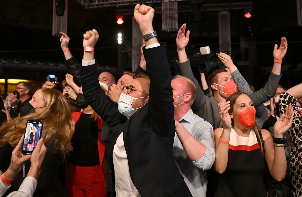 Gäste der SPD-Wahlparty zur Landtagswahl im Saarland reagieren auf die erste Hochrechnung.