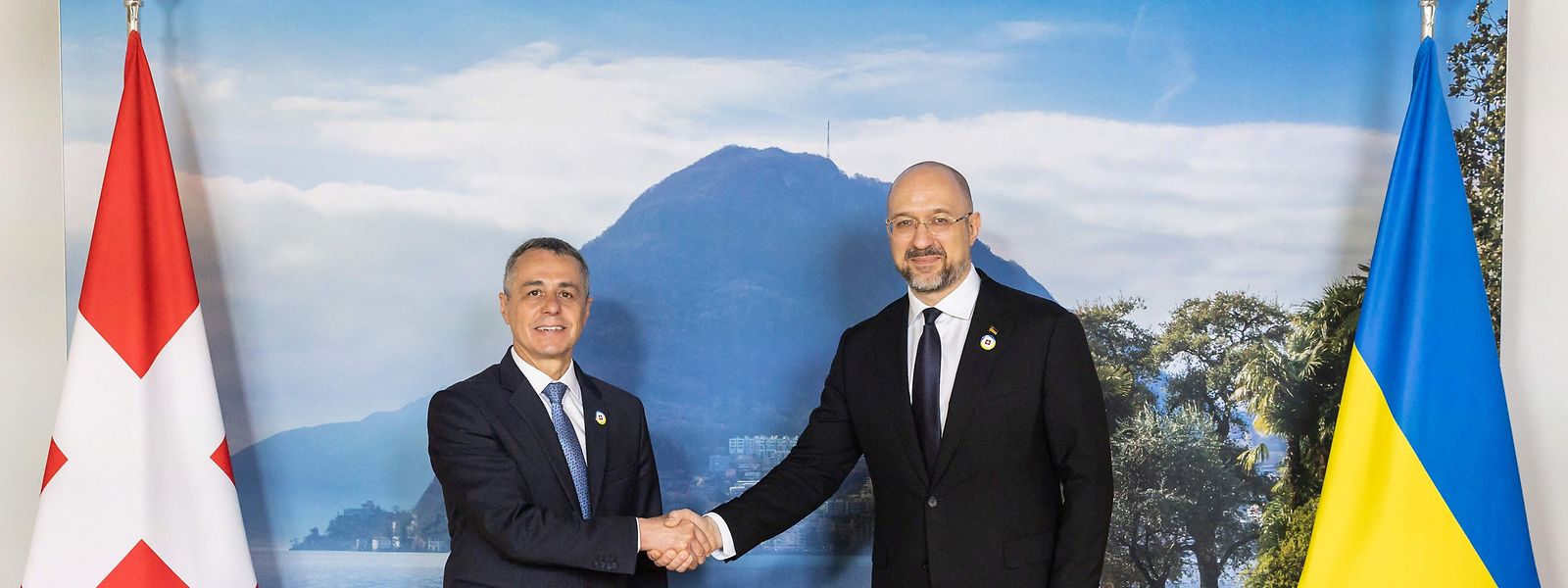 Die Hauptprotagonisten der Konferenz im schweizerischen Lugano: Der Schweizer Bundespräsident und Außenminister Ignazio Cassis (links) und der ukrainische Ministerpräsident Denis Schmihal.