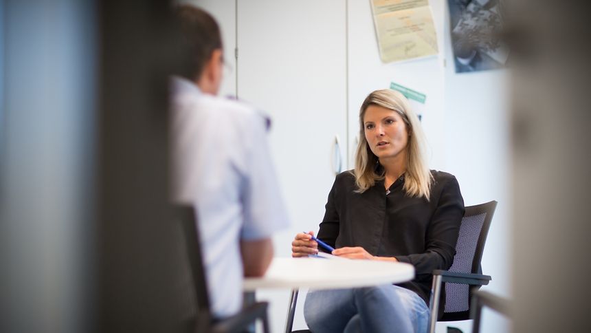 Polizeipsychologin Jennifer Heuschling hat es sich zur Aufgabe gemacht, Themen wie Burnout, traumatischer Stress und Suizid im offenen Gespräch mit den Polizisten zu enttabuisieren.