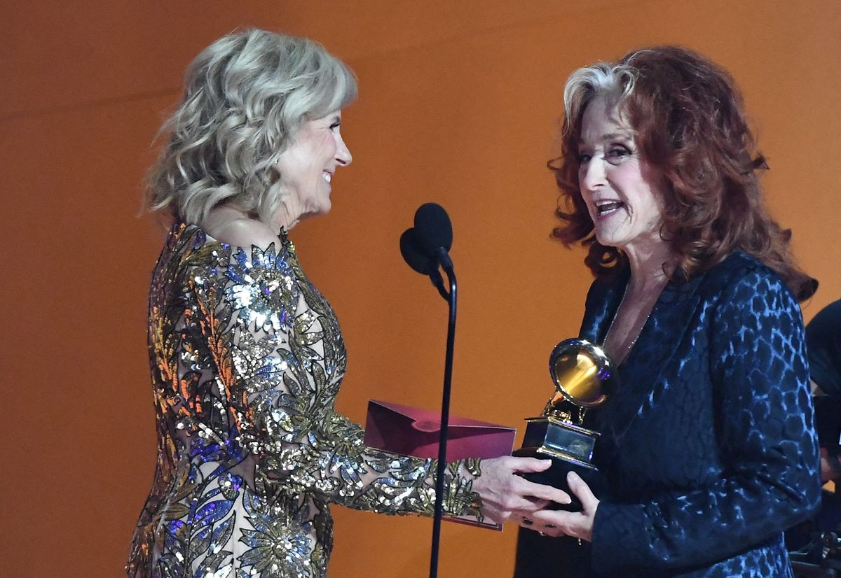First Lady Jill Biden in goldenem Kleid verkündete die Siegerin in der Kategorie Song des Jahres und überreichte die Trophäe für „Just like that“ an Bonnie Raitt.