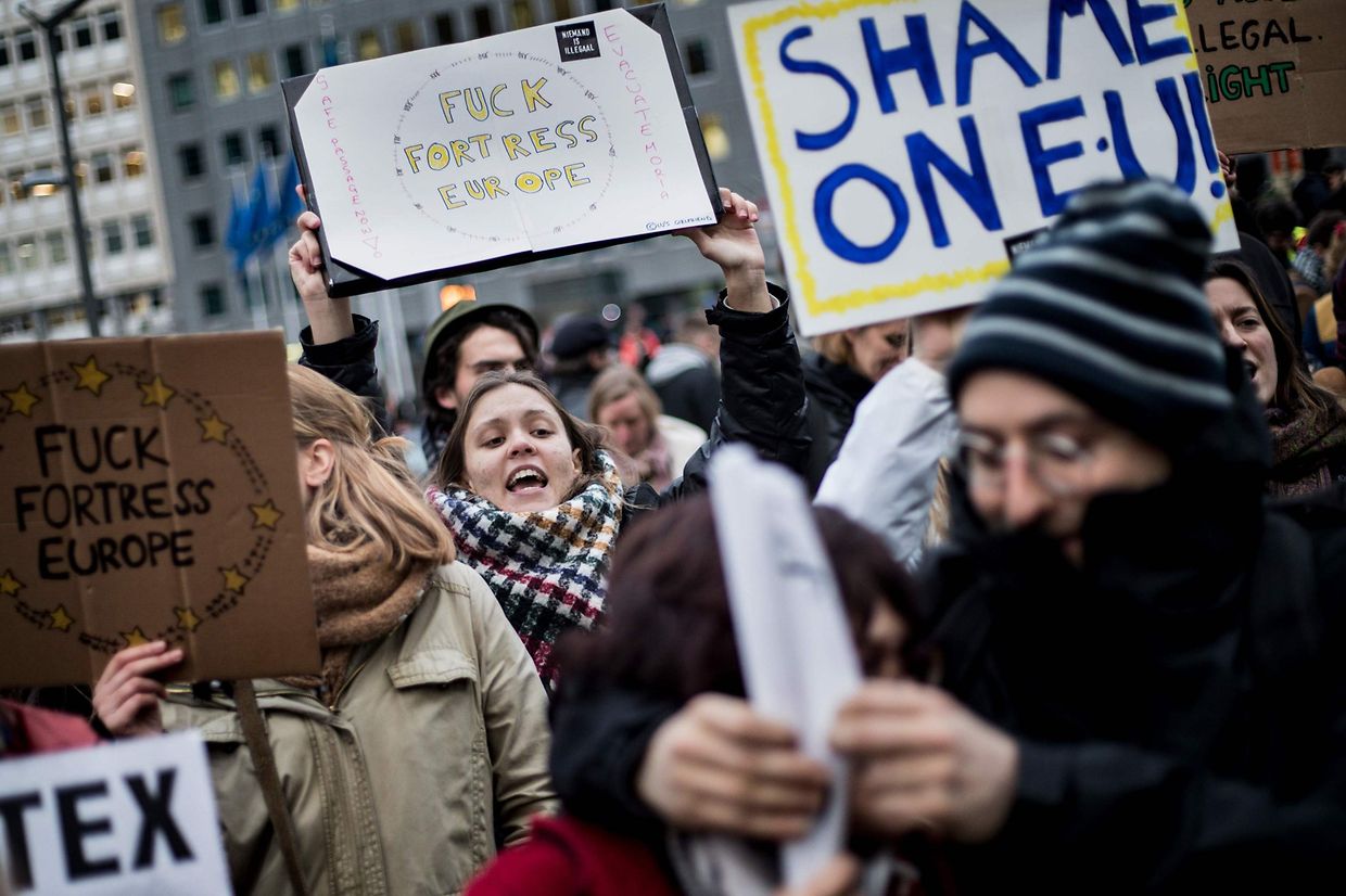 Des protestants criaient des slogans et brandissaient des banderoles pour exiger l'ouverture des frontières de l'Europe, mercredi 4 mars devant le Conseil européen à Bruxelles.