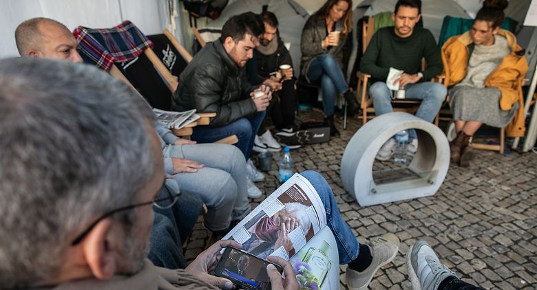 Movimento a Pao e Agua no sexto dia da greve de fome que iniciou em frente à Assembleia da Republica no dia 27 de Novembro. Ljubomir Stanisic, Emanuel Cabral, José Gouveia, Alberto Cabral, Ricardo Tavares, Cristofher José, Carlos Saraiva, João Sottomayor, Rafaela Santos e João Cima dizem que so saem de Sao Bento quando forem recebidos pelo Primeiro Ministro ou pelo Ministro da Economia.Na fotografia, ouvem as declaracoes do Primeiro Ministro nessa manha à comunicacao social.Diana Tinoco / Contacto