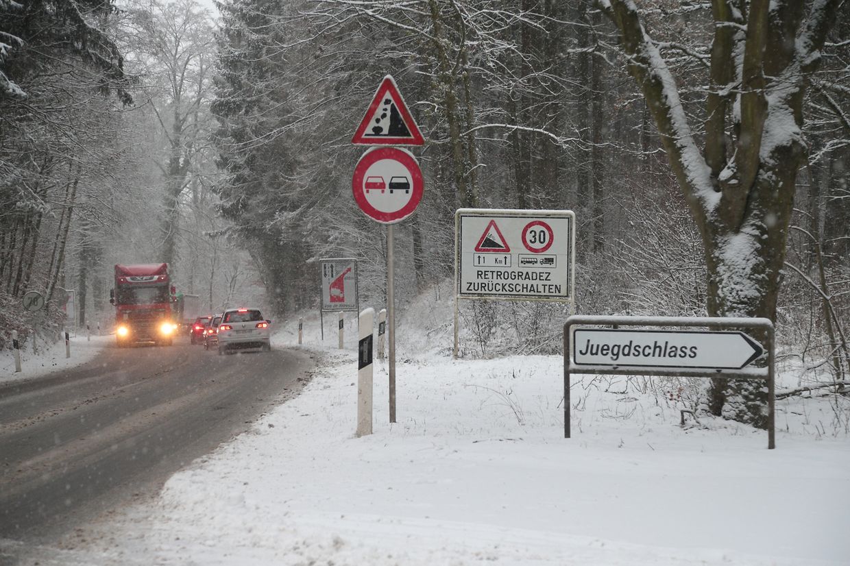 Lokales, Luxemburg, Bärelerbierg/Biergerkraïtz, Bild von oben nach unten fotografiert ,Winter, Schnee, Glätte, Glatteis, Kälte, Illustration, Schneefotos, musée,    photo Anouk Antony