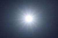 ARCHIV - 26.06.2019, Bayern, Kempten: Die Sonne strahlt am wolkenlosen Himmel. Schon in den nächsten Jahren könnte es in Deutschland bis zu einem Grad wärmer als in den schon recht warmen vergangenen drei Jahrzehnten werden. Das haben neue Klimavorhersagen ergeben, die der Deutsche Wetterdienst (DWD) für Deutschland, Europa und auch weltweit berechnet hat. Die Vorhersagen gehen auch von größerer Trockenheit aus. Foto: Karl-Josef Hildenbrand/dpa +++ dpa-Bildfunk +++
