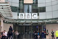 12.10.2022, Großbritannien, London: Das Sender-Logo prangt am Eingang der britischen Rundfunkanstalt BBC. Die öffentlich-rechtliche Rundfunkanstalt Großbritanniens, die als British Broadcasting Corporation Weltruhm für ihre Qualität erlangen sollte, wurde vor 100 Jahren, am 18. Oktober 2022, gegründet. (zu dpa-Korr «100 Jahre BBC») Foto: Christoph Meyer/dpa +++ dpa-Bildfunk +++