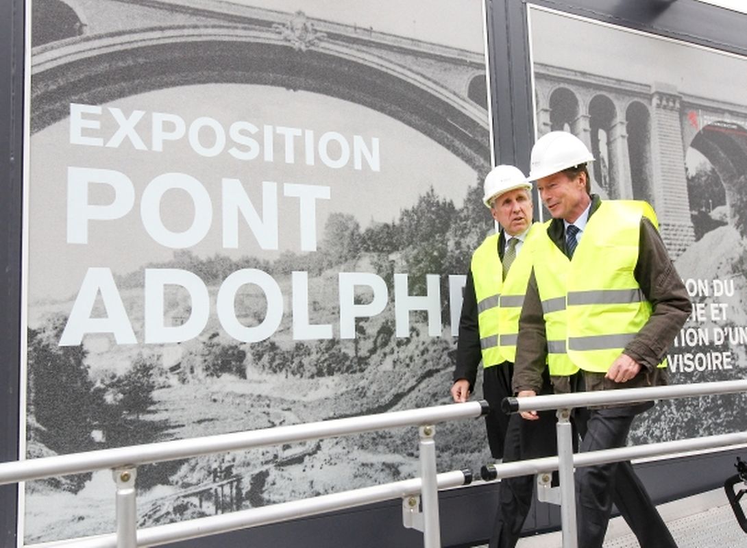 Großherzog Henri besichtigt die Sanierung des Pont Adolphe. 