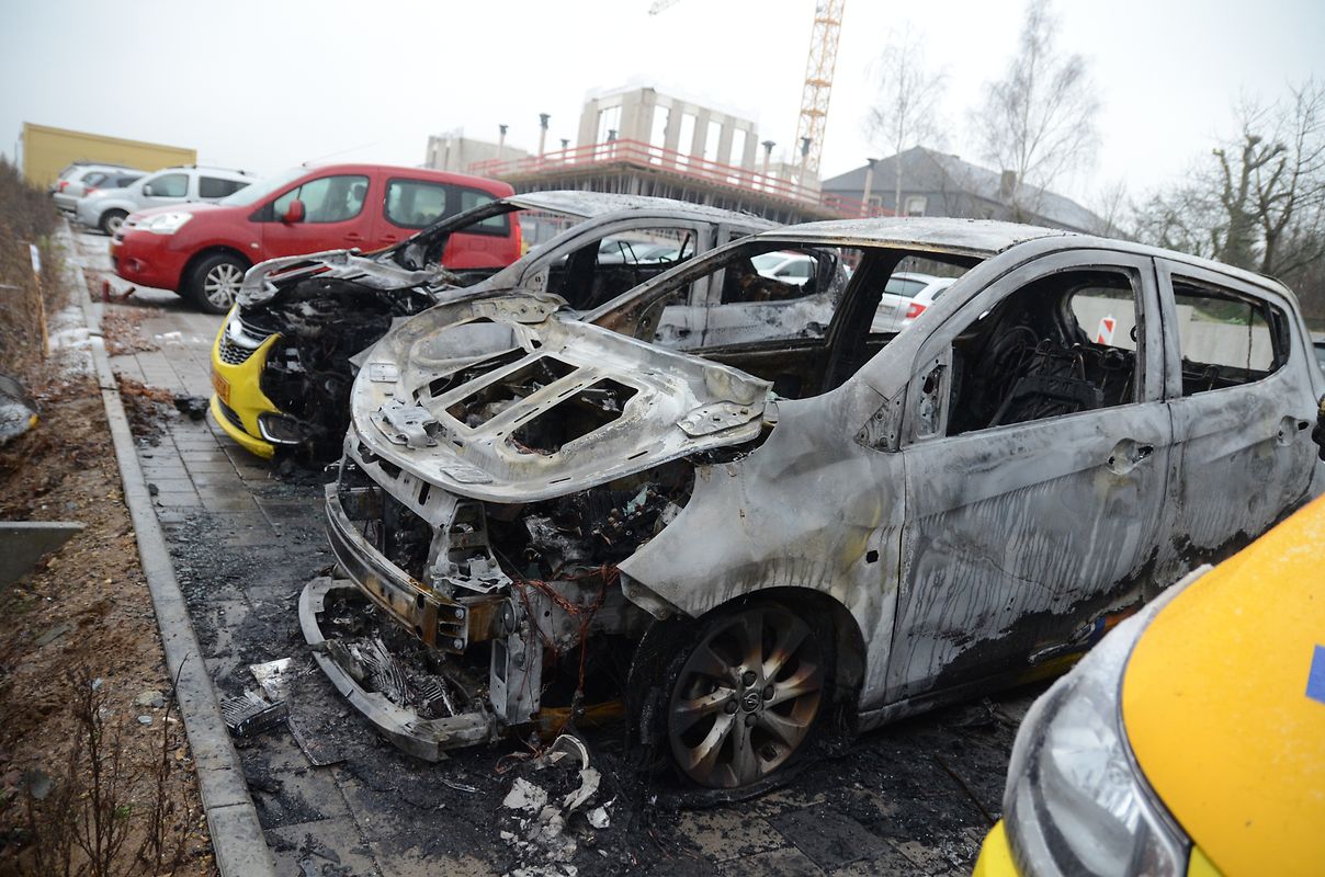 Zwei Autos brannten vollständig aus, zwei weitere wurden schwer beschädigt und sind als Totalschaden anzusehen.